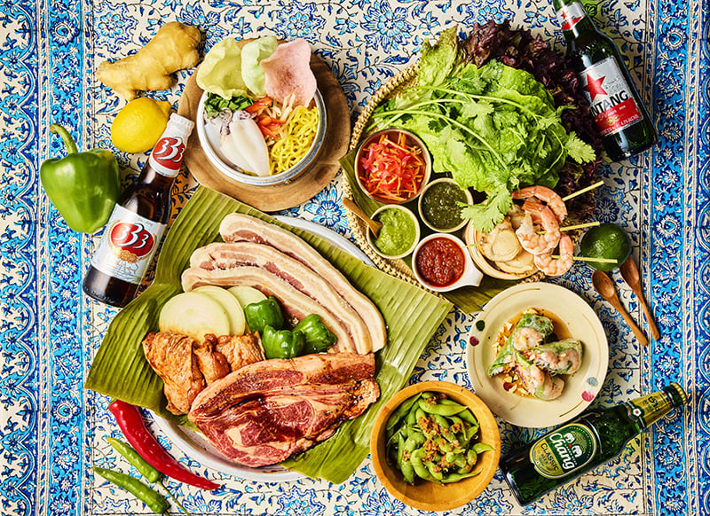 心地よい海風が吹き抜けるテラス席で、エスニックなBBQを楽しめるプランが新登場